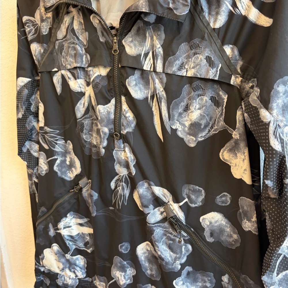 Lululemon Floral Black and White Women's Jacket - Picture 5 of 10